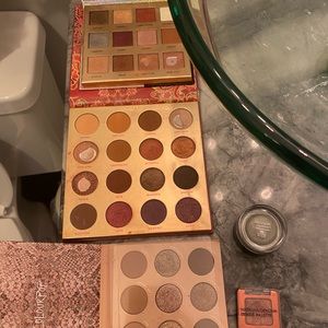 3 pallets 2 small eyeshadow ( circle one is a crème shadow)